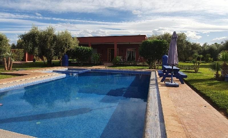 Pavillon plain pied bien meublé à louer de 3 chambres avec une terrasse situé dans un petit domaine de 5000 m² avec une piscine commune sur la route de fes- Marrakech