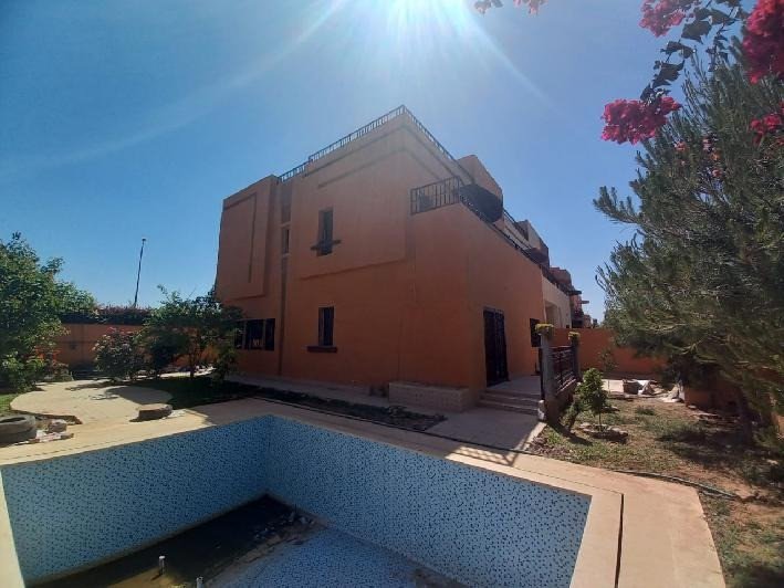 A louer vide villa toute neuve de 4 chambres avec 2 jardins et une piscine privative sans vis à vis, bien agencée, située au quartier Targa, Marrakech