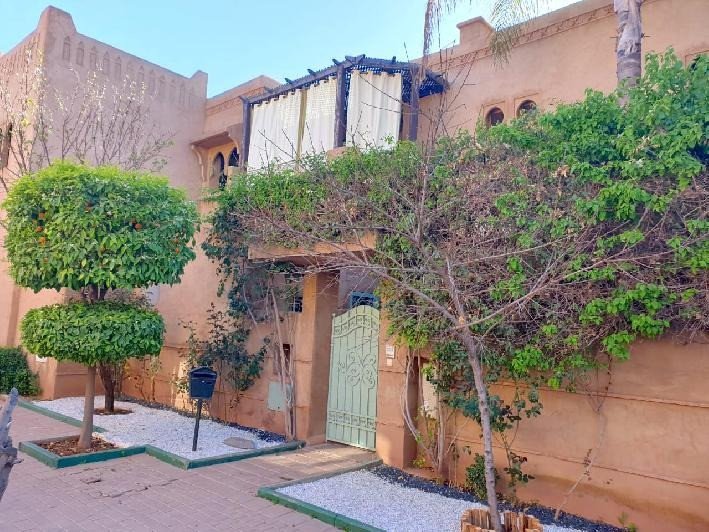 A louer meublée: une coquette villa bien meublée de 3 chambres avec une piscine privative, située dans une résidence sécurisée à Targa, Marrakech