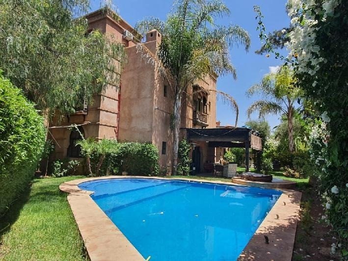 À Louer une belle villa orientaliste, entièrement meublée avec jardin et piscine privative Front Golf et Proche école américaine