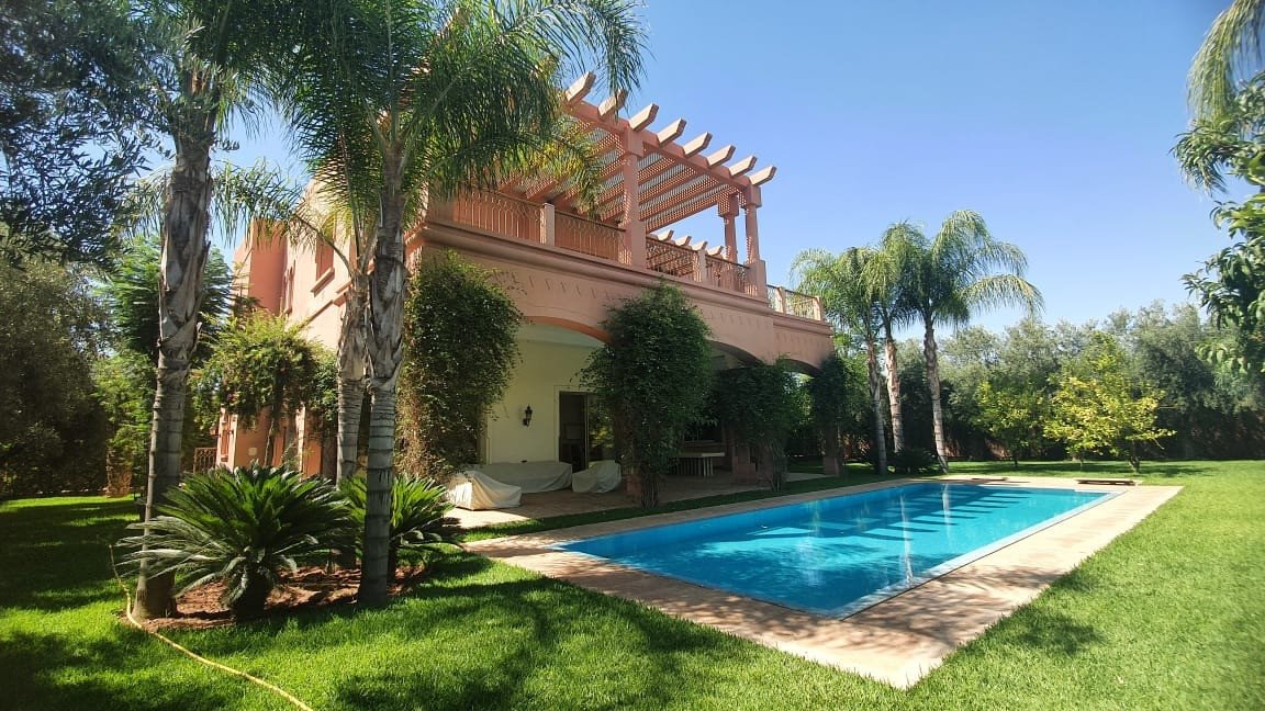 A LOUER UNE BELLE VILLA DE TRÈS HAUT STANDING MEUBLÉE AVEC JARDIN ET UNE GRANDE PISCINE A AGDAL MARRAKECH.
