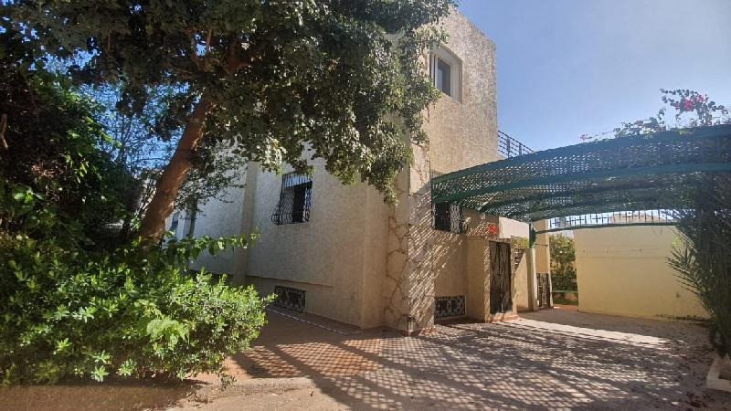 Jolie villa à louer vide  sur 3 niveaux pour usage habitation ou professionnel ou les 2 mixte, 5 chambres, terrasse et une petite piscine, jardin au quartier Founty- Sonaba  à qq. Pas de la plage d'Agadir.