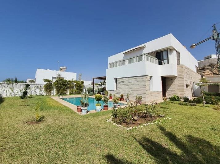 à  louer : très  jolie villa de style moderne avec beau jardin et piscine privative au sein d'une résidence sécurisée et bien entretenue, dans la très prisée Taghazouat Bay à 15mn du centre ville d'Agadir