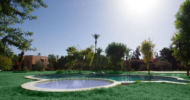 Coquette villa plain pied de 3 chambres à louer meublée, située au calme dans une résidence sécurisée avec des espaces verts et piscine commune à la Palmeraie de Marrakech