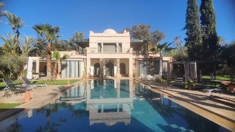 Villa sur 2000 m² terrain bien meublée à louer de 4 suites avec cheminée, terrasse, jardin et piscine privée située dans une résidence sécurisée à la Palmeraie 2 - Marrakech