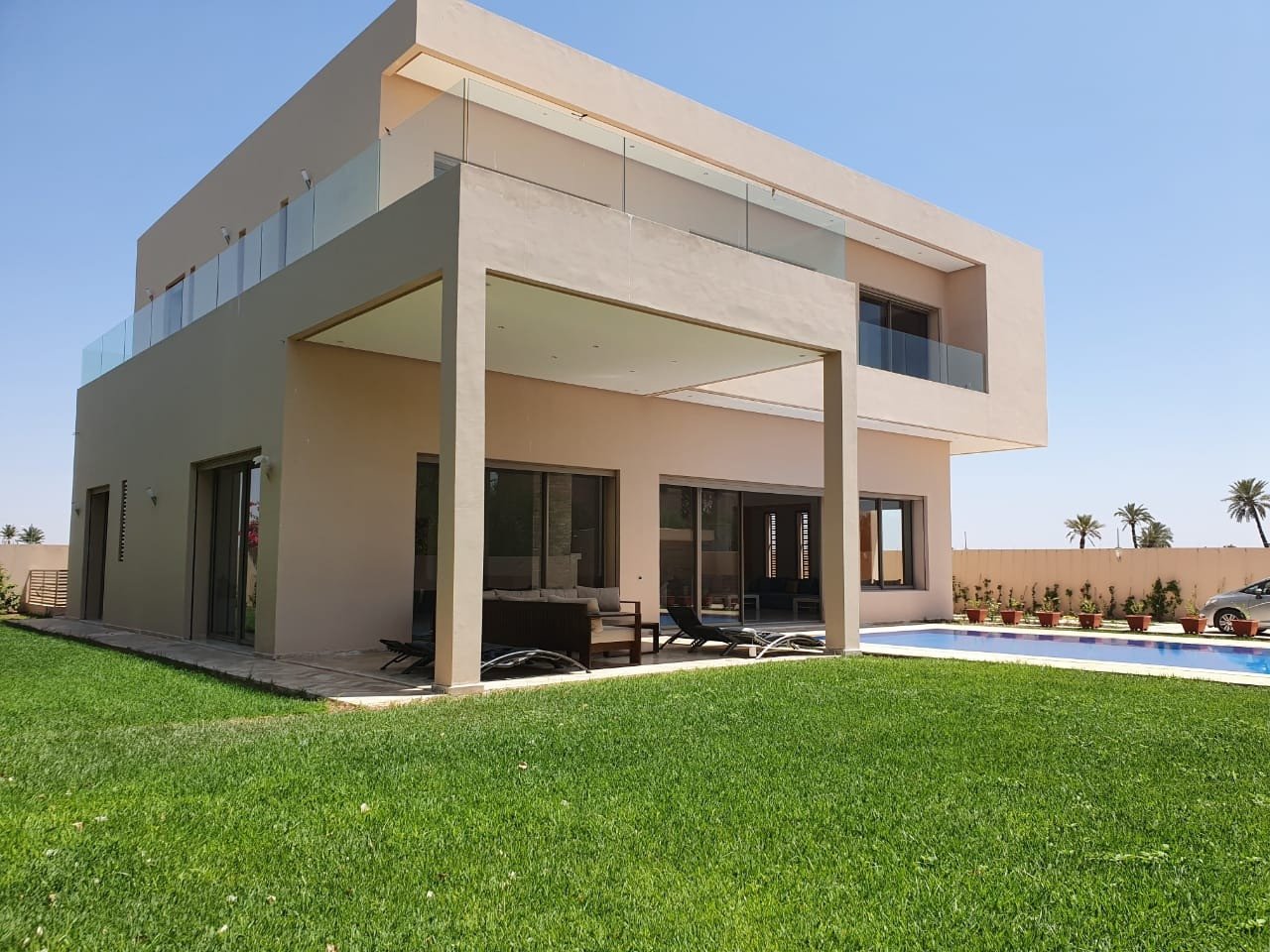 Villa style moderne à louer en LLD, située à proximité immédiate du golf d'AMELKIS du golf Royal et du golf MAADEN avec vue sur les montagnes de L'atlas à 10 km du centre ville de Marrakech.