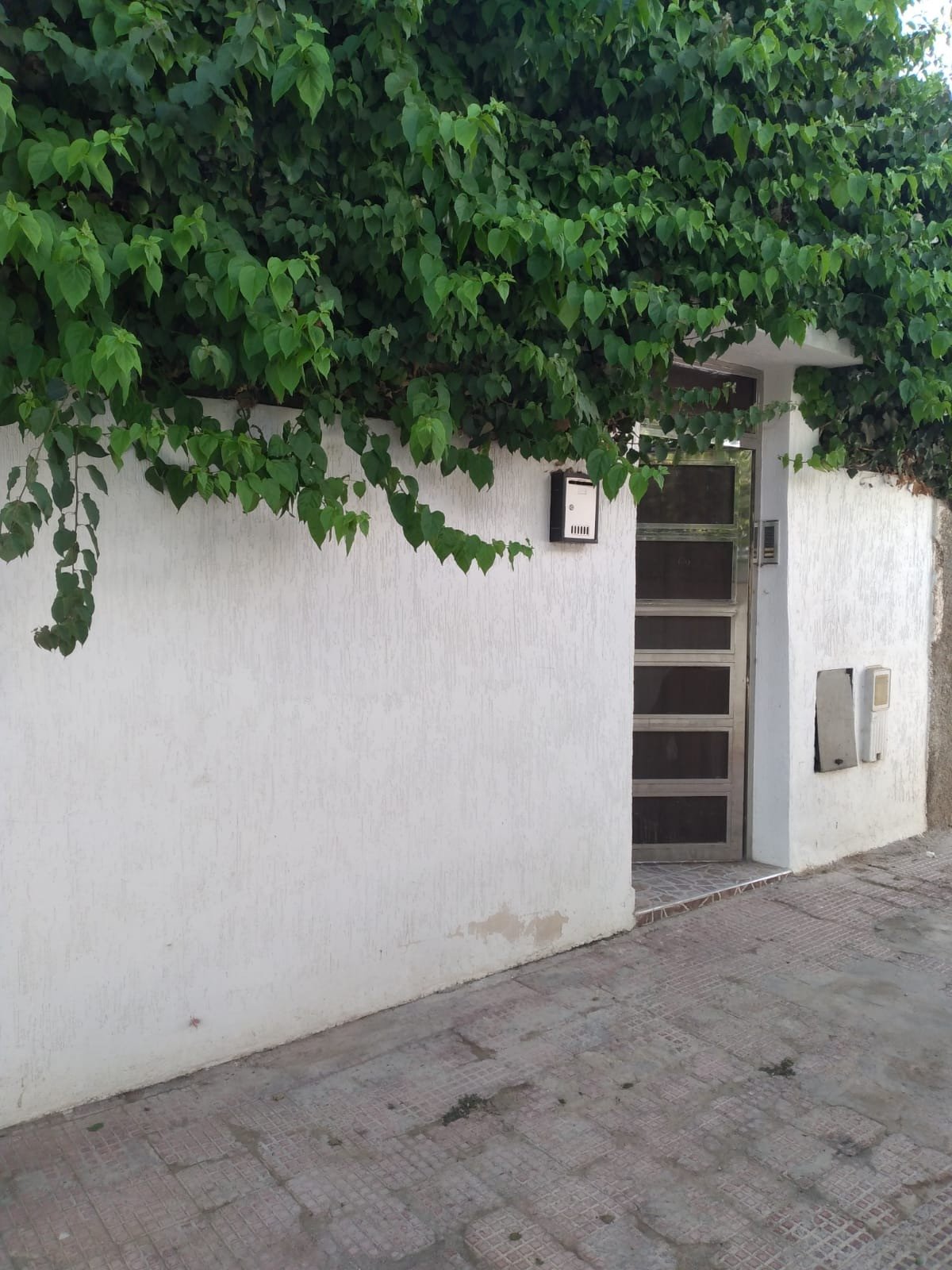 Une coquette maison à Louer meublée  à Cité Charaf de 3 Chambres, avec Jardin, bien située dans une zone calme et sécurisée