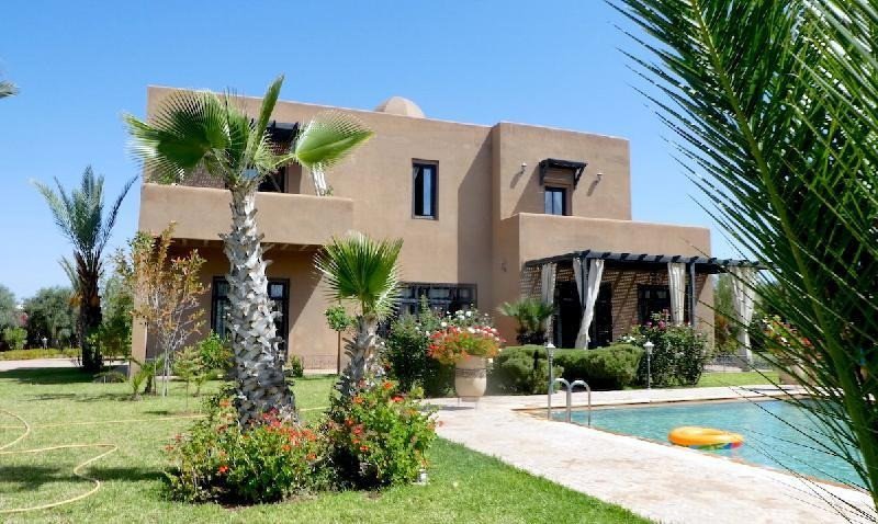 Magnifique villa à louer sur 7000 m² de terrain avec un beau jardin, piscine privative, Hammam Beldi et un Pool-house, située à Sidi Abdelah Ghiat à 15km du centre de Marrakech