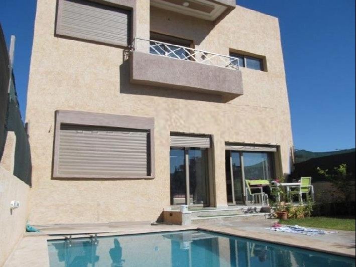 Jolie villa à à louer meublée style moderne,3 chambres , salon avec cheminée, terrasses, beau jardin et piscine privative dans le domaine Argan Golf Resort à 10 mn du centre de Marrakech - CHRIFIA