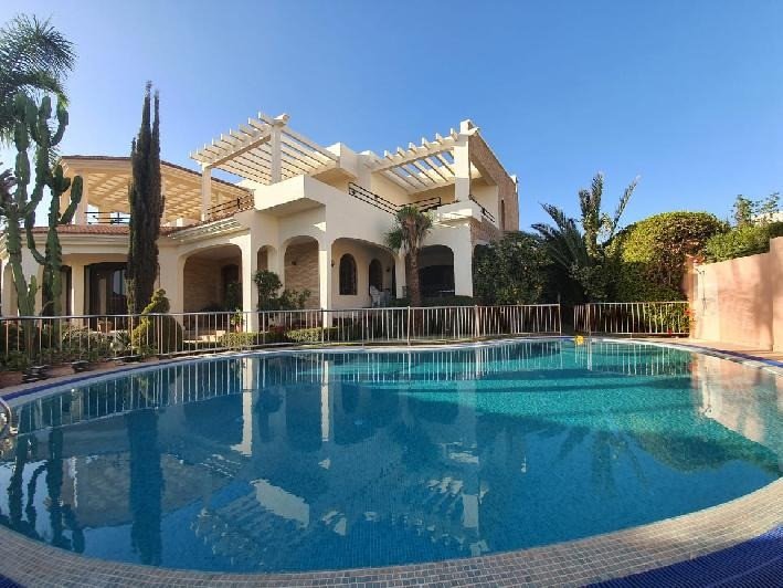Somptueuse villa  à louer meublée de 5 chambres, avec cheminée, terrasse, salle de jeu, hammam beldi, piscine privée et beau jardin privatif au Prestigieux quartier ILILGH à Agadir