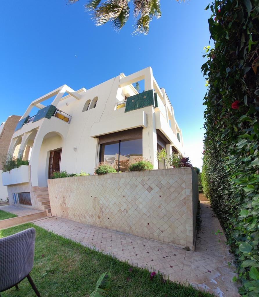 Très belle villa à louer meublée de 4 ch avec jardin 3 façades avec une grande terrasse vue sur mer au quartier Sonaba
