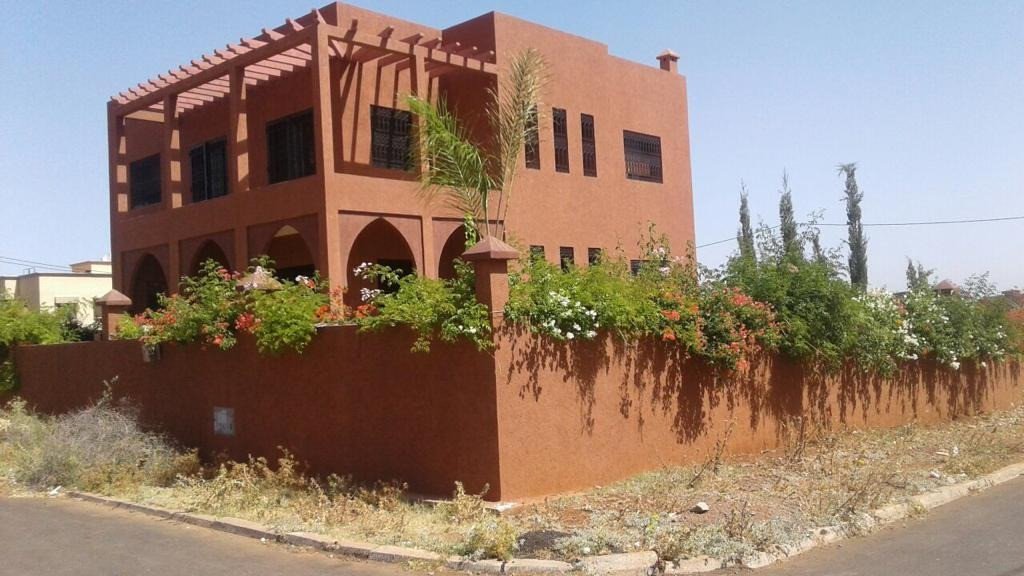 Villa  familiale toute neuve à louer vide 4 façades avec un grand  jardin piscine privée et Hammam turque située à 30 min du centre ville de Marrakech