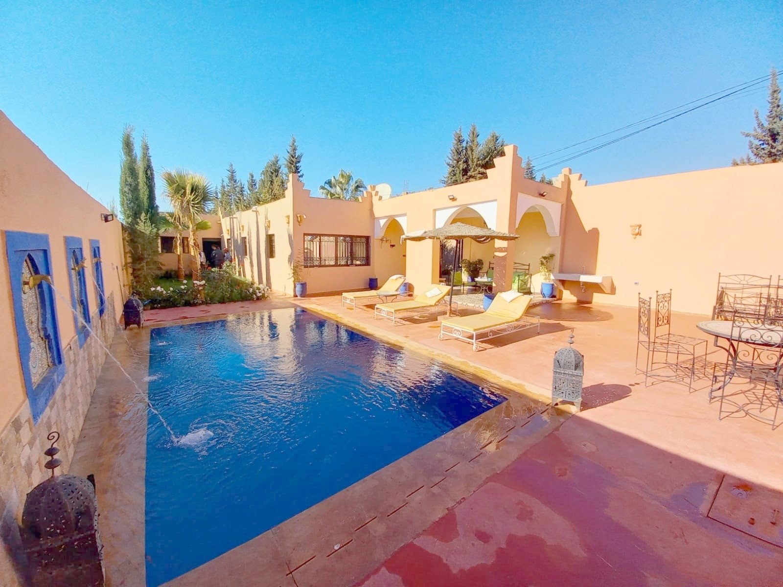 Maison de campagne plain pied à louer vide ou meublée de 4 chambres , 2 cuisines avec piscine privée sur la route de Ouarzazate - Marrakech