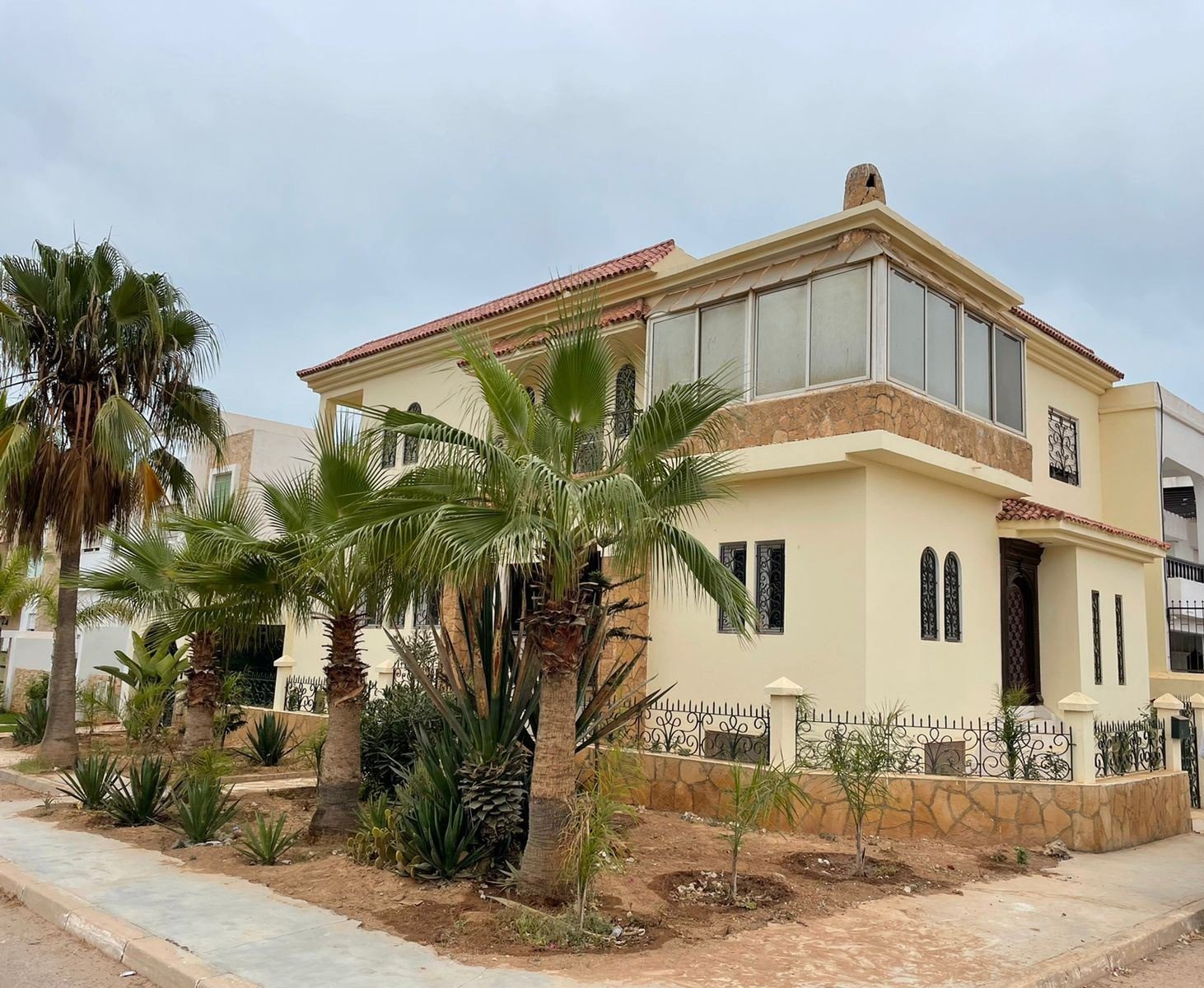 Bonne affaire à saisir: villa familiale à louer vide 3ch avec petite terrasse/ jardin et garage  bien située au quartier Sonaba