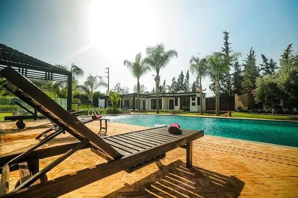 Belle villa d’architecte à louer bien meublée avec piscine jardin