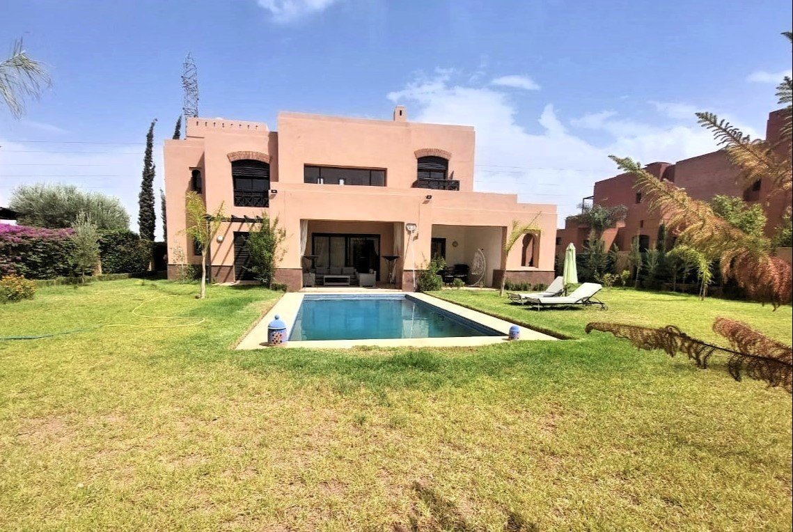 Très Jolie Villa Neuve à Louer Meublée avec Beau Jardin et Piscine Privative situé Dans Une Résidence Sécurisée sur la Route de Fes 12 KM de Centre de Marrakech