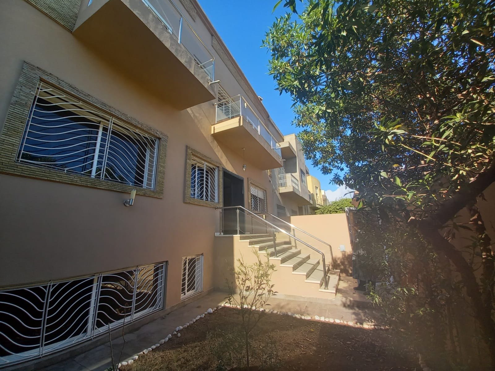 Jolie Villa sur 3 niveaux à louer vide de 4 suites avec 2 cuisines située à Targa - Marrakech