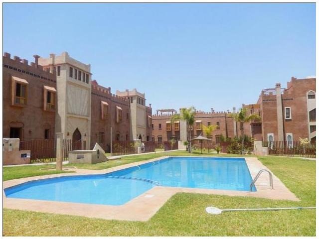 - Jolie Villa à louer vide de 3 suites avec cheminée, jardin privé dans une résidence avec piscine collective à Cherifia - MARRAKECH