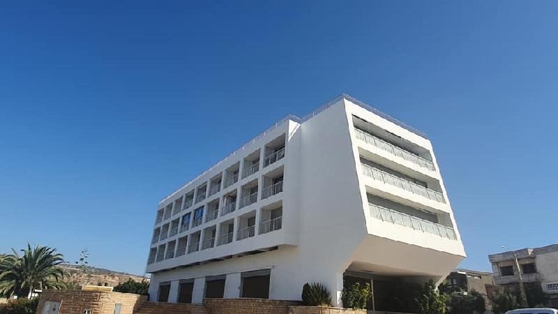 TINASS IMMO vous propose la vente d'un bel et lumineux appartement traversant avec vue sur mer et montagne de 2 chambres avec 3 terrasses d'une sup de 143 m² dans un quartier calme et sécurisé à la Cité Suisse AGADIR;