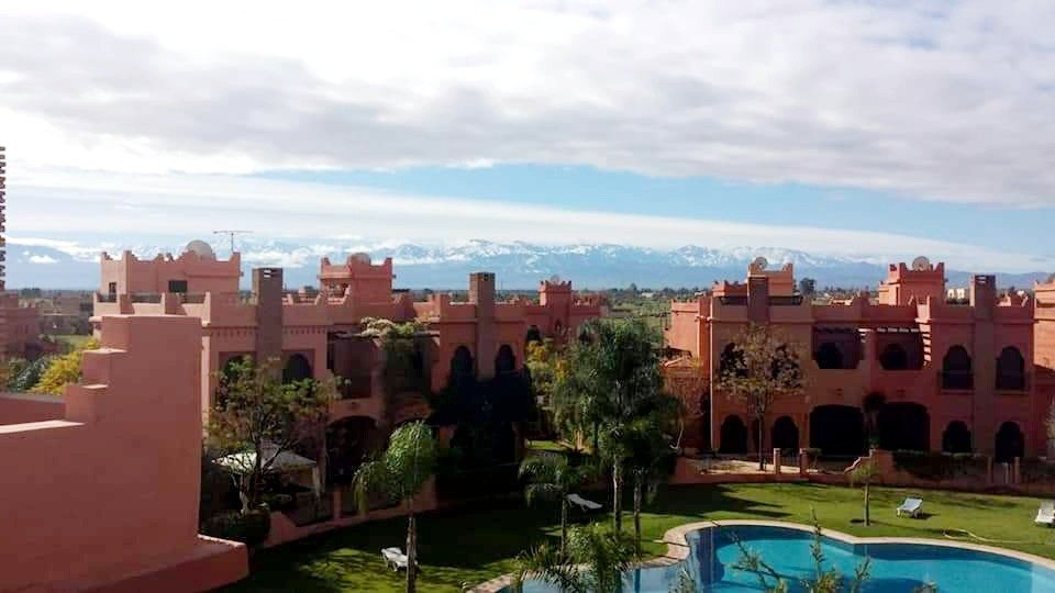 A Vendre Une belle villa de 340m² et 3 chambres situé dans une résidence fermée et sécurisée, Route de FES Marrakech.