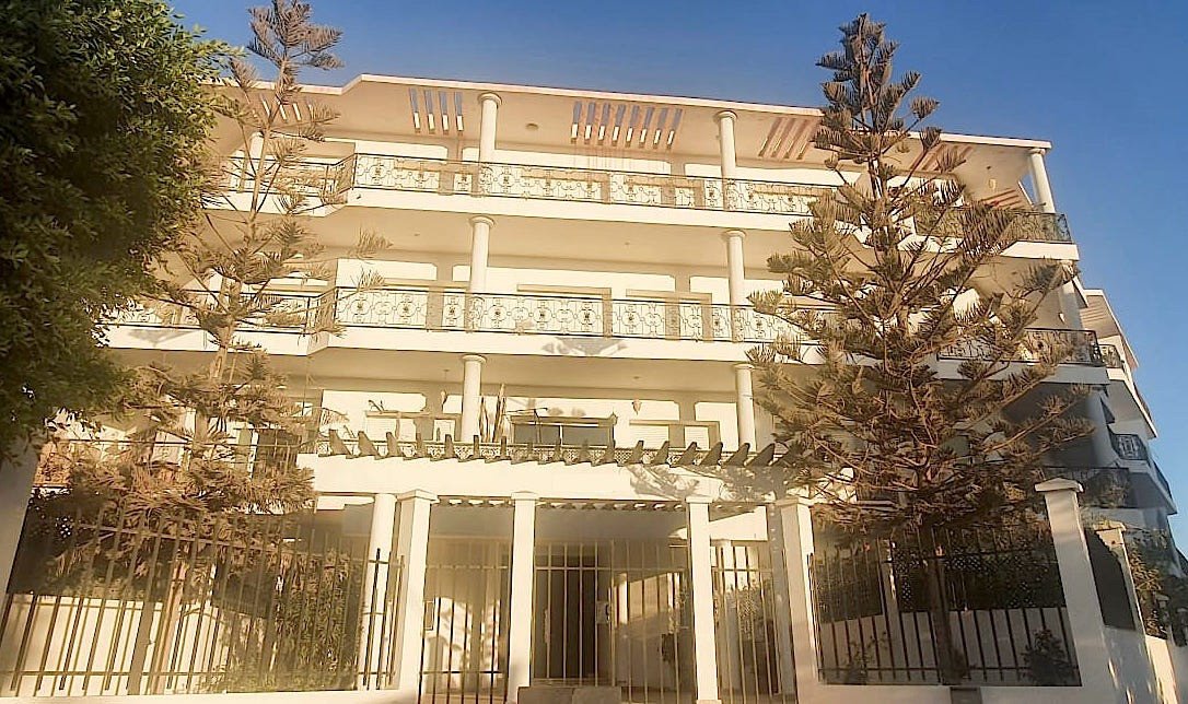 Bel appartement à vendre F3 avec une grande terrasse vue sur montagnes situé au calme au quartier Najah