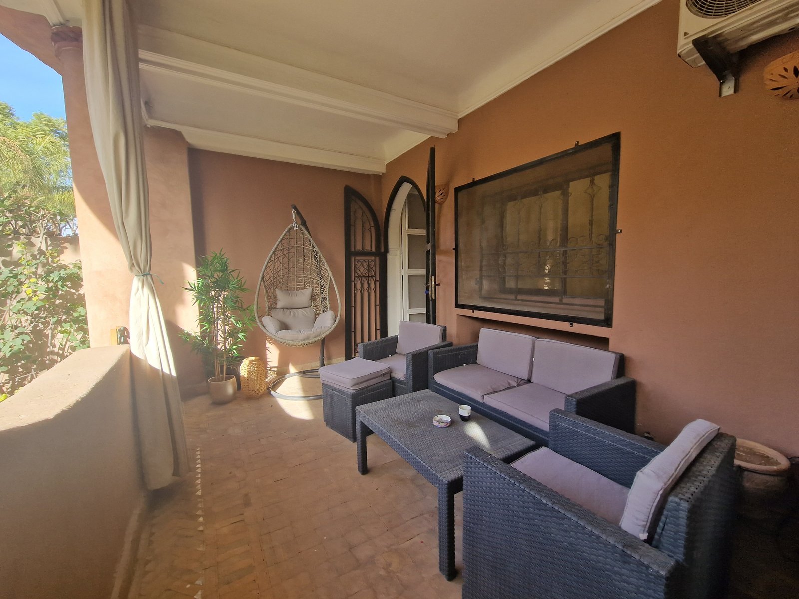 Bel Appartement en Rez de Jardin  grande terrasse Immeuble de Haut Standing à vendre Tt proche du lycée Français