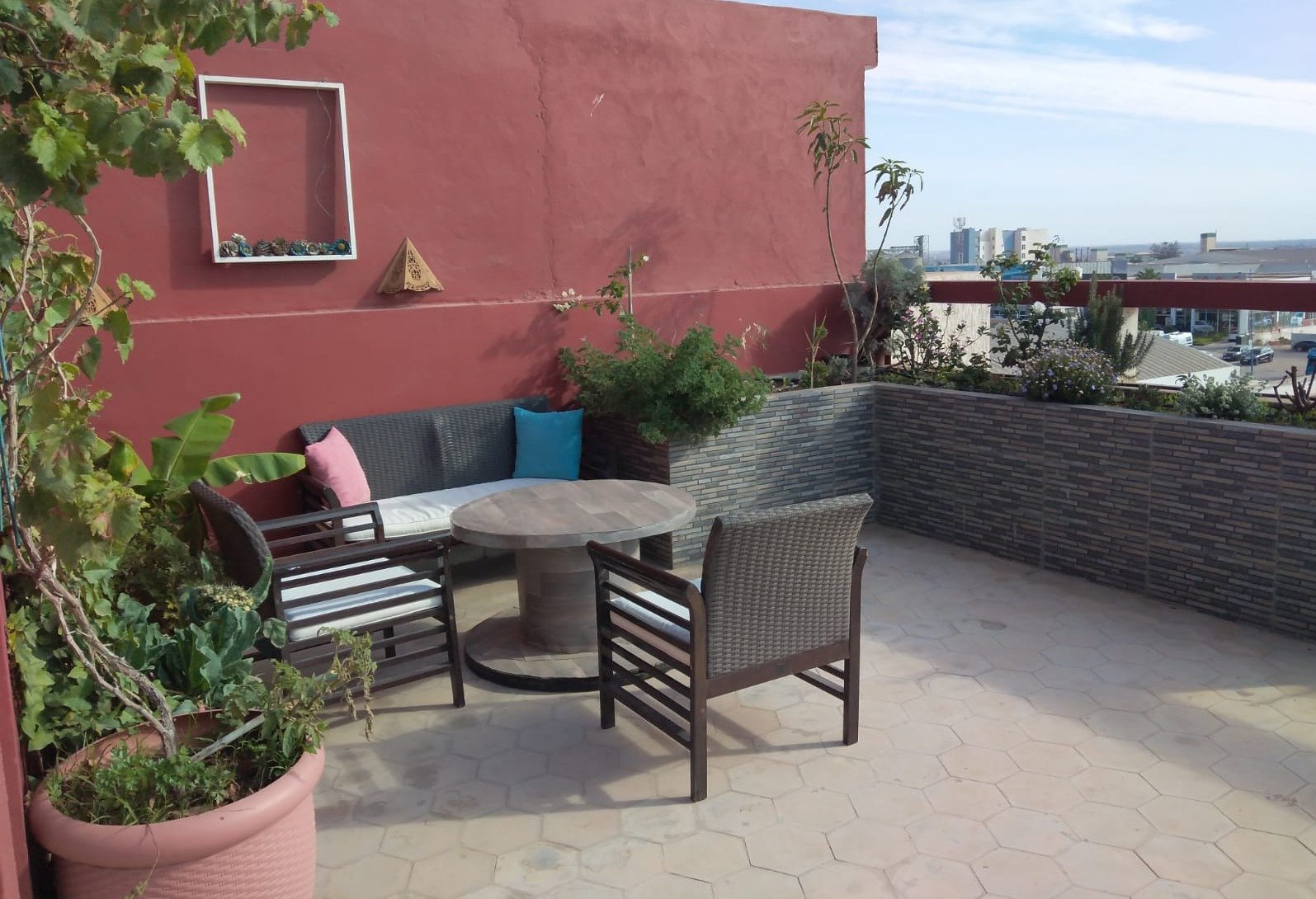 Sublime maison R+2 à Tilila à vendre avec commerce et une jolie terrasse aménagée