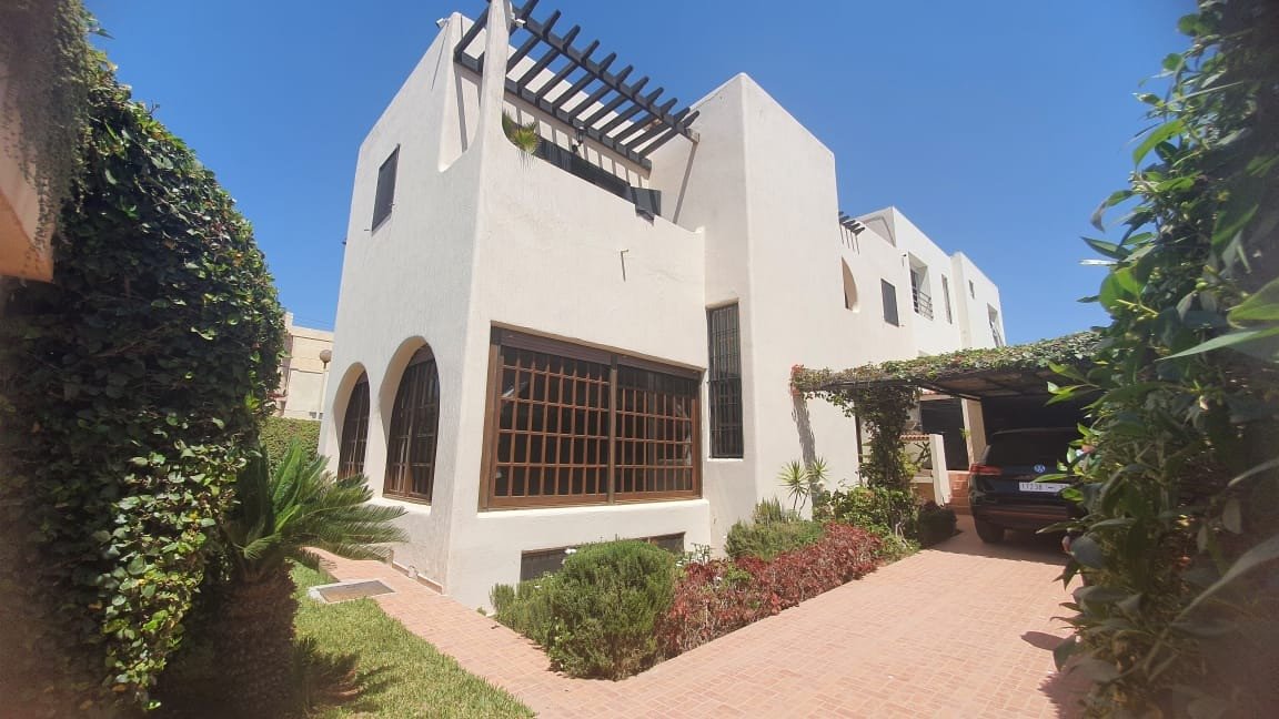 Villa familiale en excellent état à VENDRE de 4 chambres 3 niveaux avec jardin et terrasse vue sur mer située au quartier Sonaba