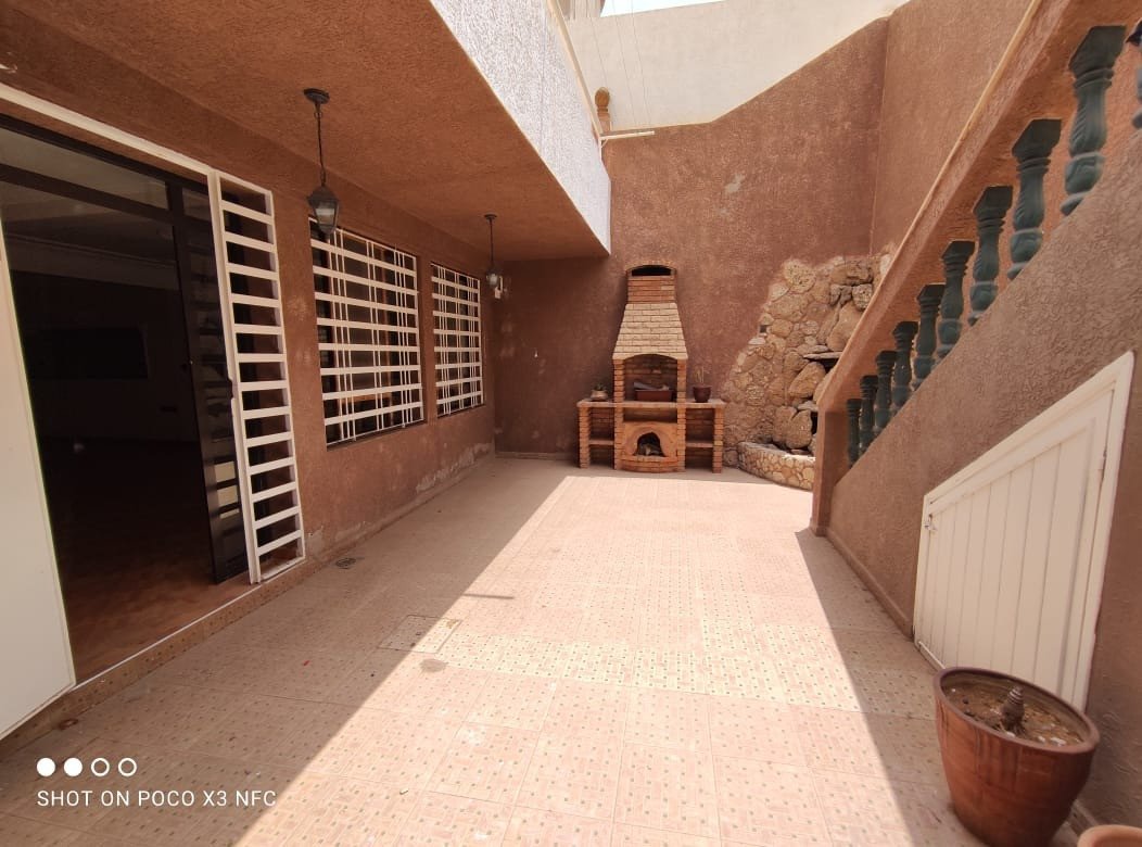 TINASS IMMO vous propose une villa bien finie vide de 3 niveaux et 2 façades à vendre vide  avec balcon et jardin d'une sup de 307m² dans un quartier calme et sécurisé à Tilila AGADIR.