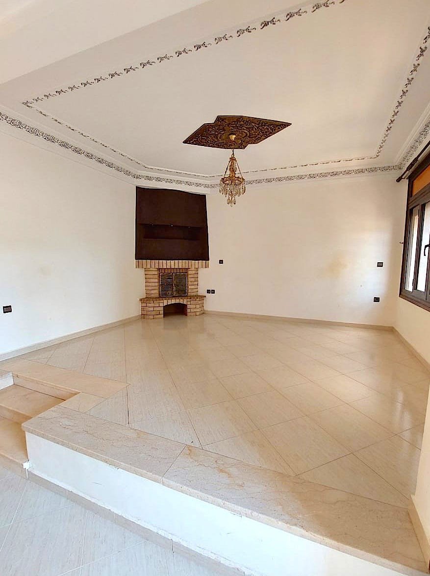 TINASS IMMO vous propose une villa bien finie de 3 niveaux et 2 façades à VENDRE  avec balcon et jardin d'une sup de 307m² dans un quartier calme et sécurisé à Tilila AGADIR.
