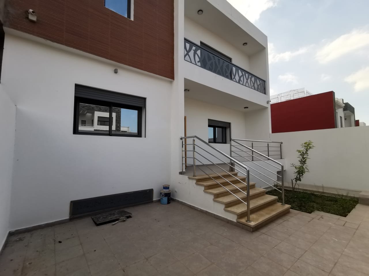 A vendre belle villa en excellent état style moderne sur 3 niveaux avec 2 façades située à Illigh