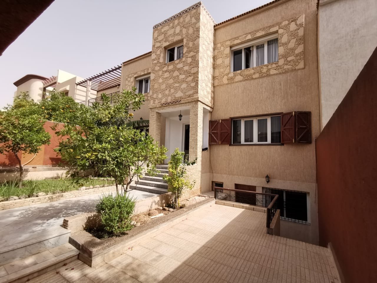 TINASS IMMO vous propose une villa à vendre vide de 6 chambres avec jardin d'une sup de 390 m² dans un quartier calme et sécurisé à Hay Najah AGADIR.
