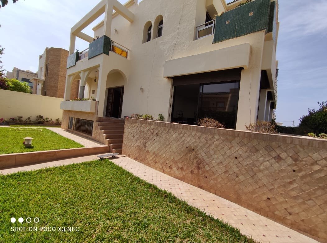 Très proche de la mer, TINASS IMMO vous offre une villa  en vente de 3 niveaux vide de 6 chambres avec  balcon et  jardin et  d'une sup de 360 m² dans un quartier calme et sécurisé à sonaba AGADIR.