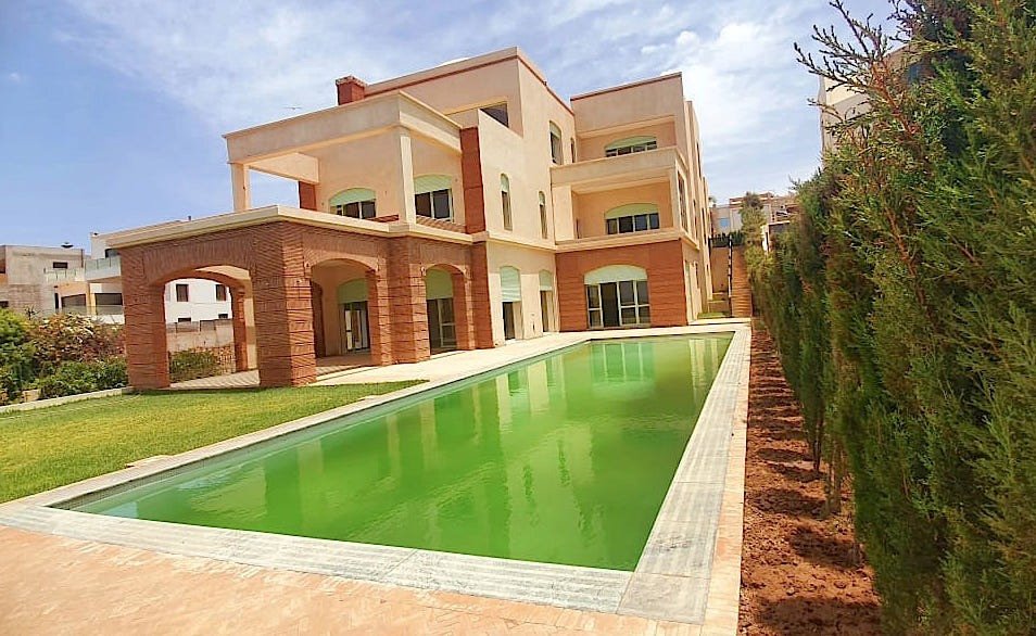 A VENDRE une très belle villa style authentique en excellente de 6 CH avec piscine privative, beau jardin, vue sur mer, située à Sonaba