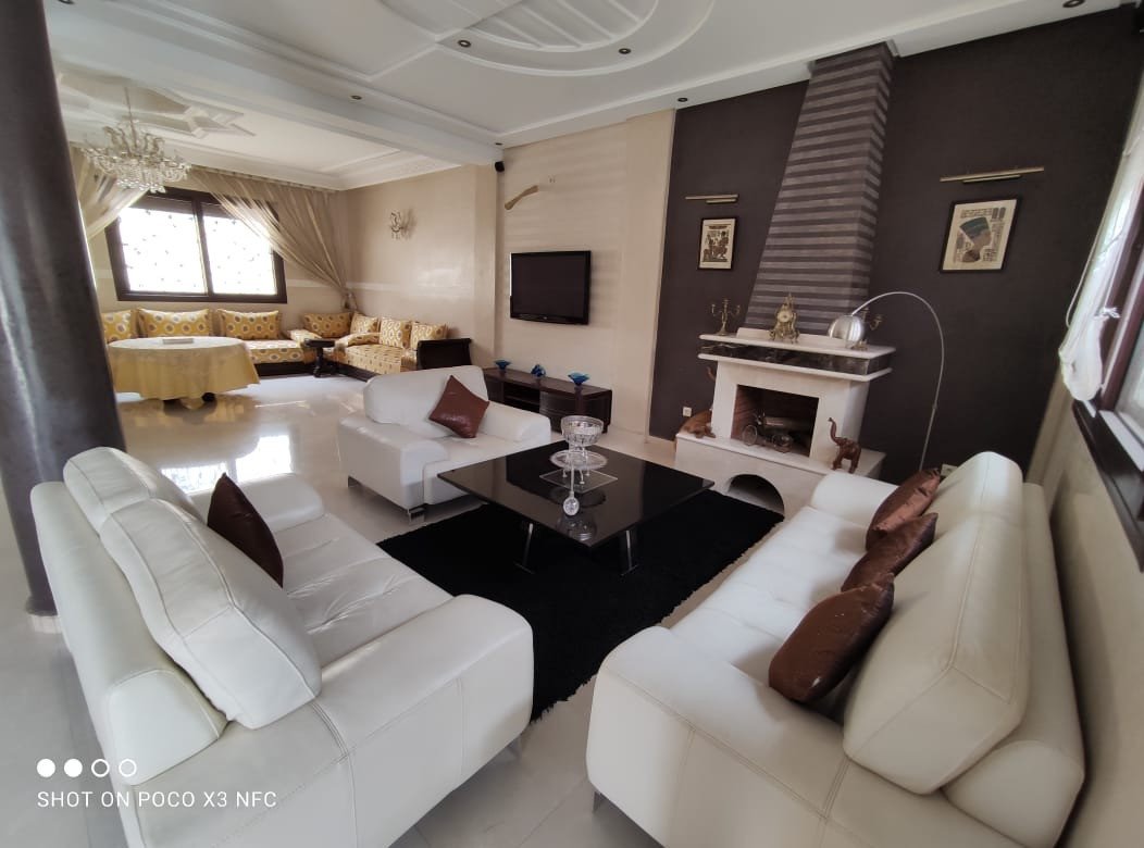 Tinass Immo vous offre  une belle villa en vente à ne pas râter avec des touches mélangées entre artisanat et moderne  de 3 niveaux d'une sup de 201 m² dans un quartier calme et sécurisé à TILLILA AGADIR