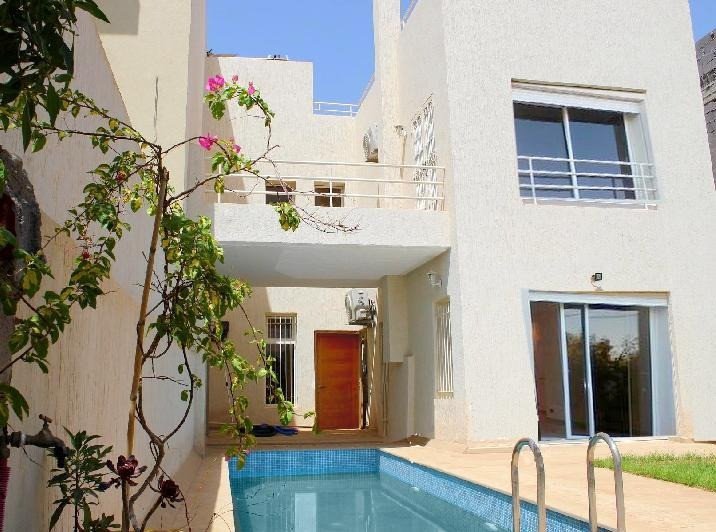 à Vendre : Coquette villa  de 3 chambres avec piscine privée, terrasse  avec vue sur l'Atlas un grand parc arboré, sans vis à vis, située à Argan Golf Resort. - Marrakech