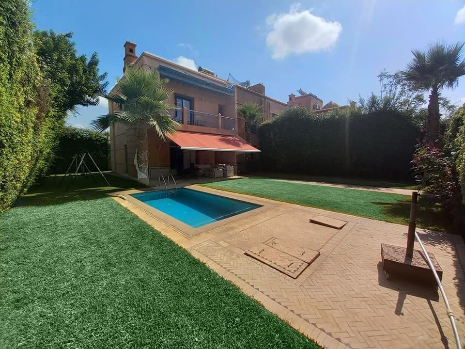 Villa à vendre de 4 chambres avec cheminée, terrasse et piscine privée dans une résidence fermée sur la route de casa - Marrakech