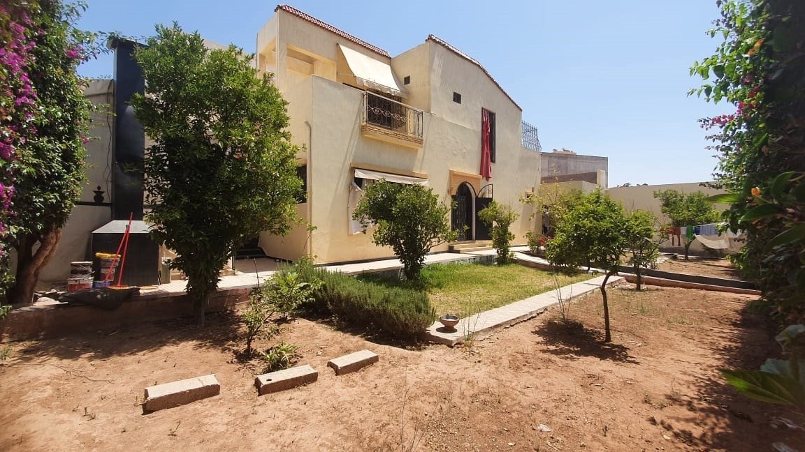 Une villa à Vendre avec une très Grande superficie bien situé en plan centre du quartier Dakhla.