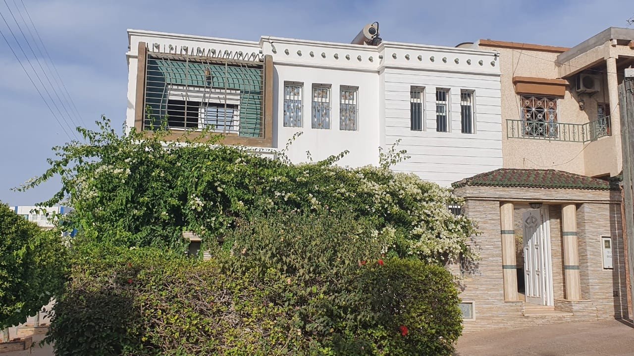 Une Splendide Villa à VENDRE , fruit d'une fusion Traditionnel et Authentique , Située au cœur du centre ville AGADIR , en trois façades d'une superficie total de 200 m carrée dont 120 m carrée Habitable