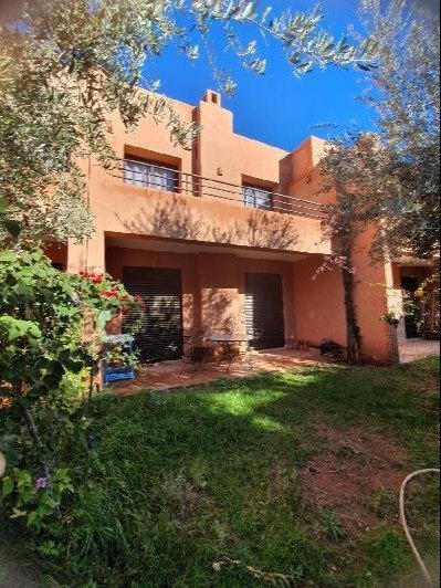 Villa pavillonnaire de 3 chambres à vendre vide avec jardin privatif située dans une résidence golfique les jardins d'atlas à 12 Km de Marrakech