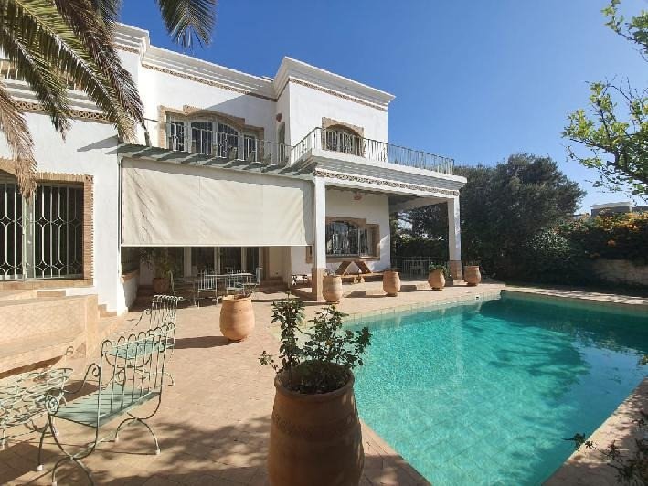 VILLA D'ARCHITECTE TRÈS BIEN ENTRETENUE AVEC 2 FAÇADES DE 4 SUITES AVEC TERRASSE, CHEMINÉE, JARDIN ET PISCINE PRIVÉE AU PRESTIGIEUX  QUARTIER D'ILLIGH AVEC DE SUPERBES VUES À AGADIR