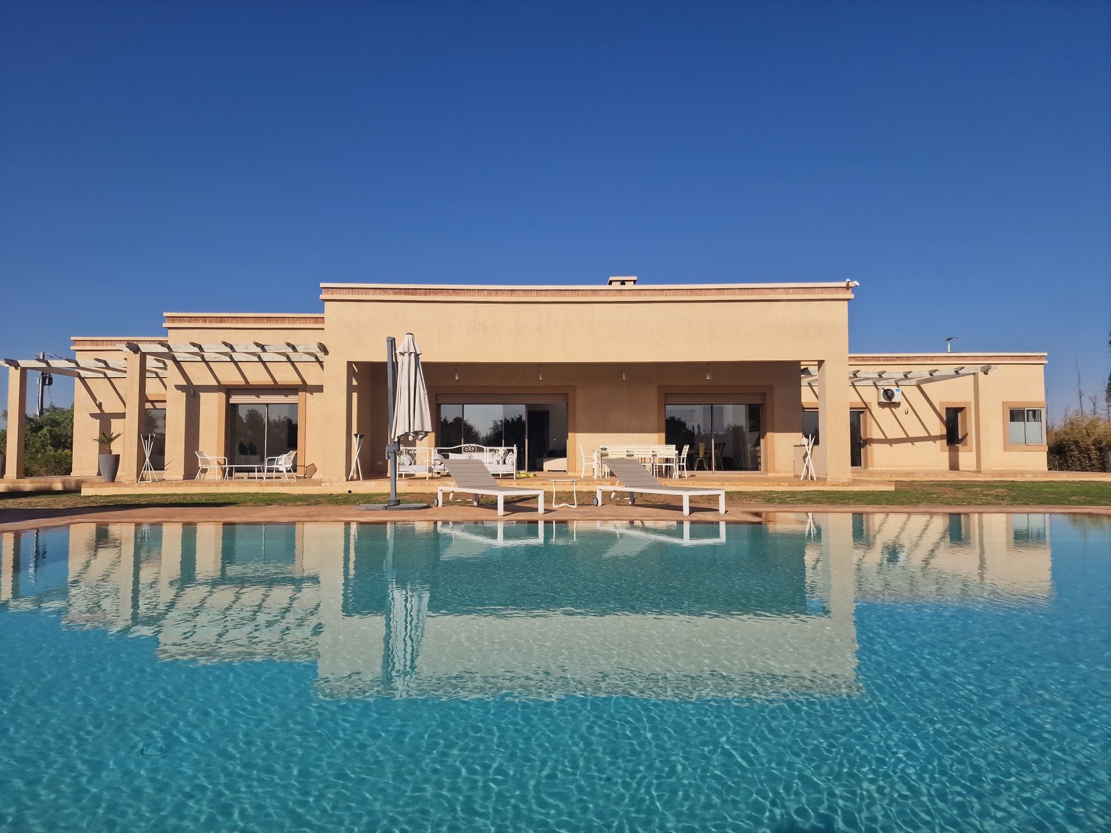 Somptueuse villa à VENDRE sur 7000m² ; 4 chambres avec salle de bain dont une de 80 m² , salon/séjour avec cheminée, cuisine équipée, piscine privée et beau jardin privatif à la commune Sidi Abdellah Ghiat - Marrakech