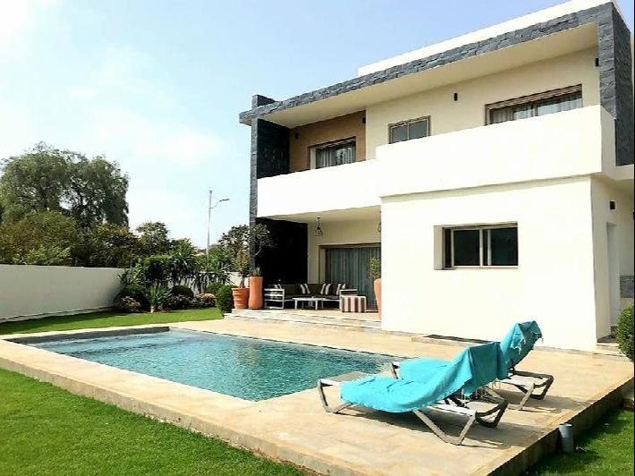 A ne pas rater : Villas avec de vraies finitions haut de gamme à vendre sur 3 niveaux de 4 chambres avec des espaces verts et piscine privative situées dans un domaine sécurisé à 10mn de toutes les commodités à Agadir