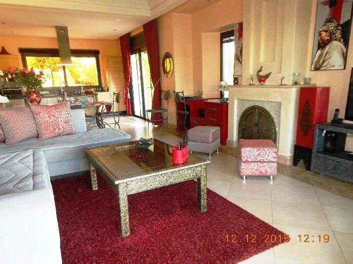 A saisir pour un excellent investissement locatif : Très jolie VILLA plain pied à vendre avec piscine et jardin privatifs, située dans une résidence clôturée avec beaux jardins et piscine collectives à 30 min du centre ville d'Agadir