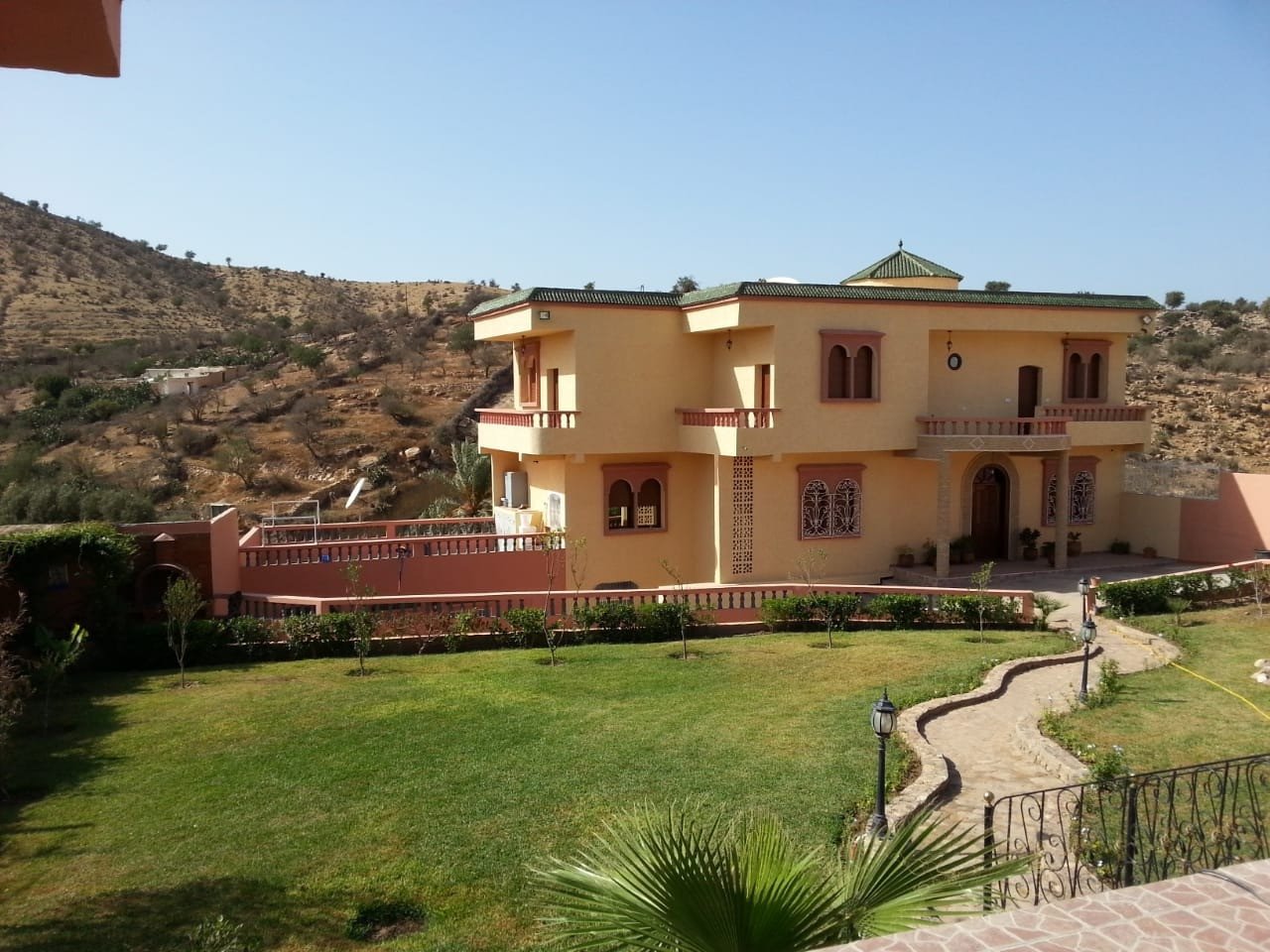 Superbe villa à vendre sur 1300m² de terrain, avec grand jardin et piscine privative et magnifique vue sur les montagnes située au calme à TIGHANIMINE EL BAZ à 10 min du centre ville d'Agadir