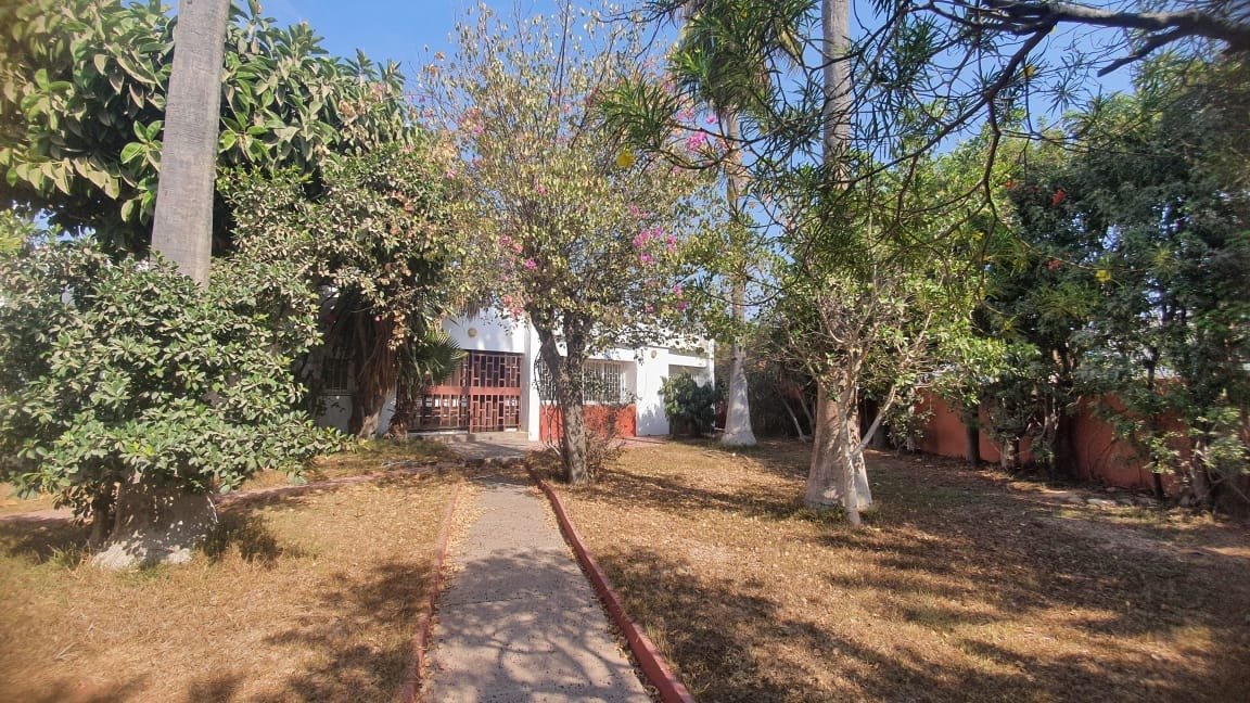 Villa à vendre sur 830m² à renover ou à reconstruire avec beau jardin arboré et piscine privative située en plein centre d'Agadir au secteur mixte Talborjt