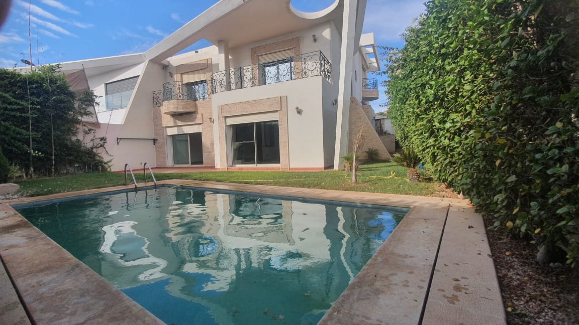 Superbe Villa à vendre de 4ch bien exposée et aménagée en excellent état avec jardin et belle piscine située au calme à illigh