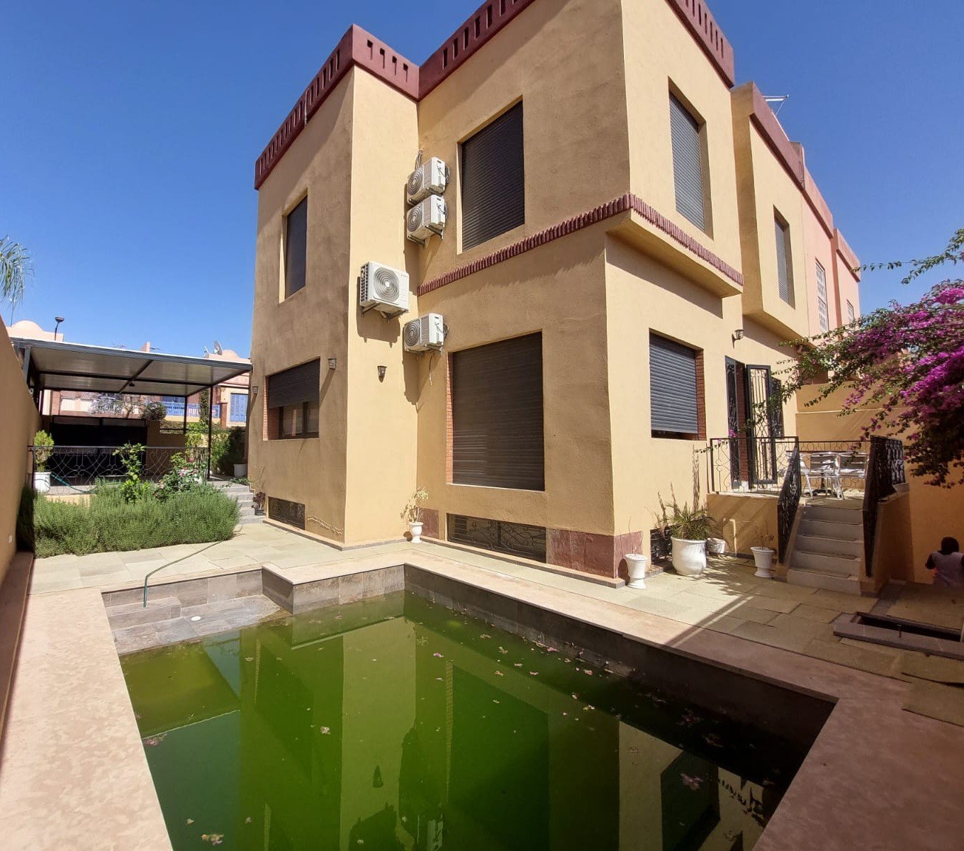 Belle villa tt neuve bien finie avec piscine et hammam à vendre à 5mn du centre ville