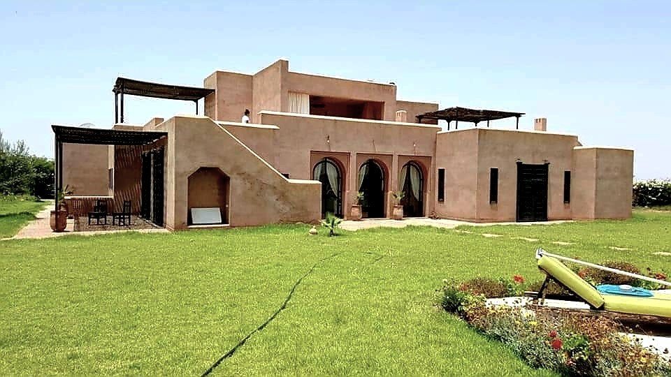 Villa au style authentique et moderne à la fois, 5 suites avec un beau jardin, piscine privative, pool house et salle de massage, située à 20km du centre ville de Marrakech et à 15mn du Golf Amelkis
