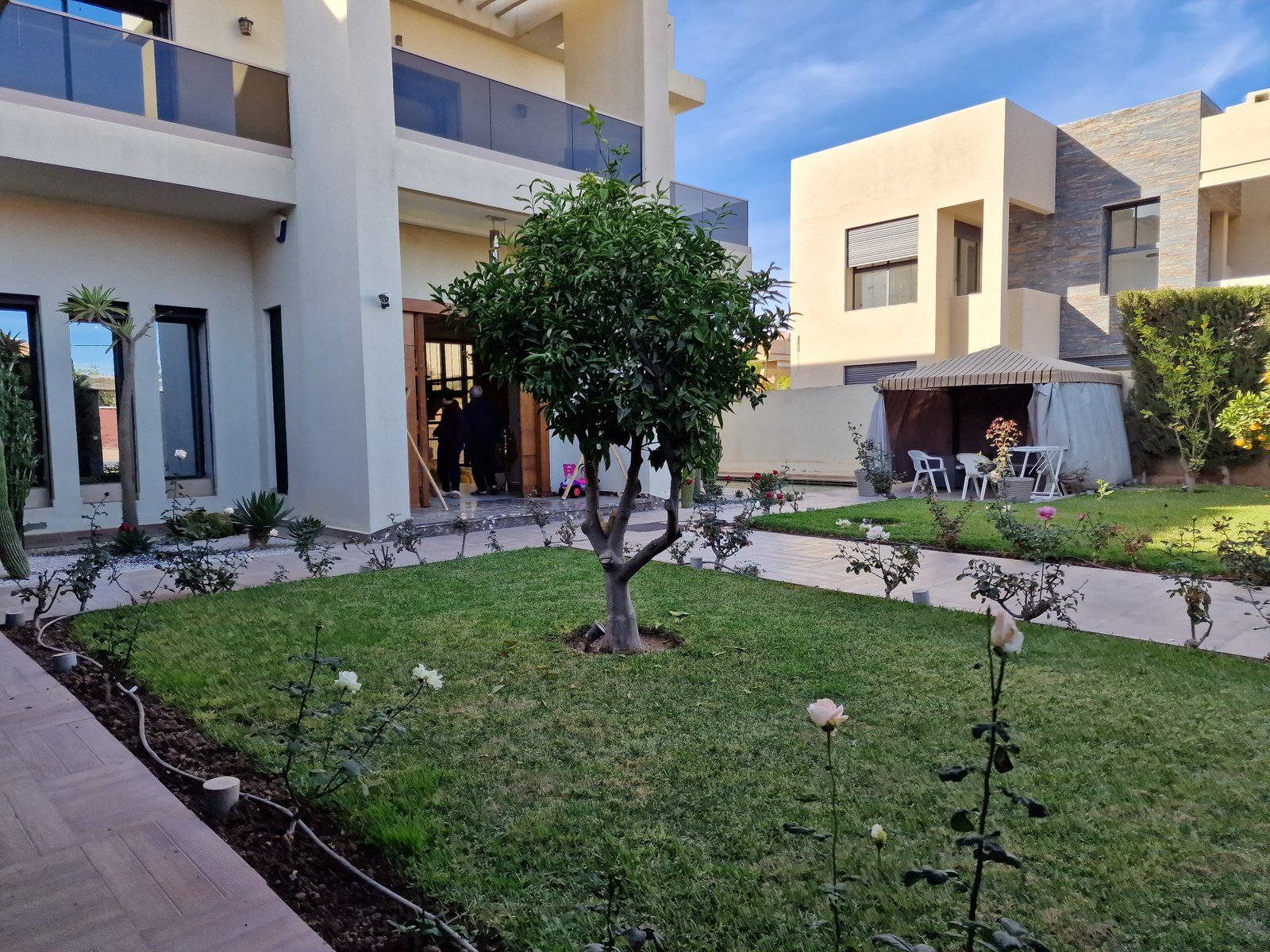 Belle villa très bien agencée idéal pour Usage Commercial ou Résidentiel, à  vendre au quartier Targa à 2mn du Carrefour.